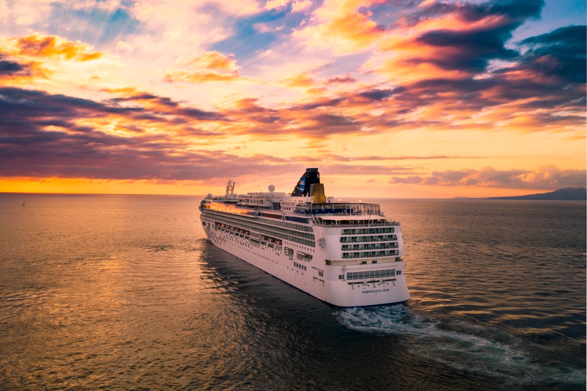 Navio de cruzeiro ao entardecer