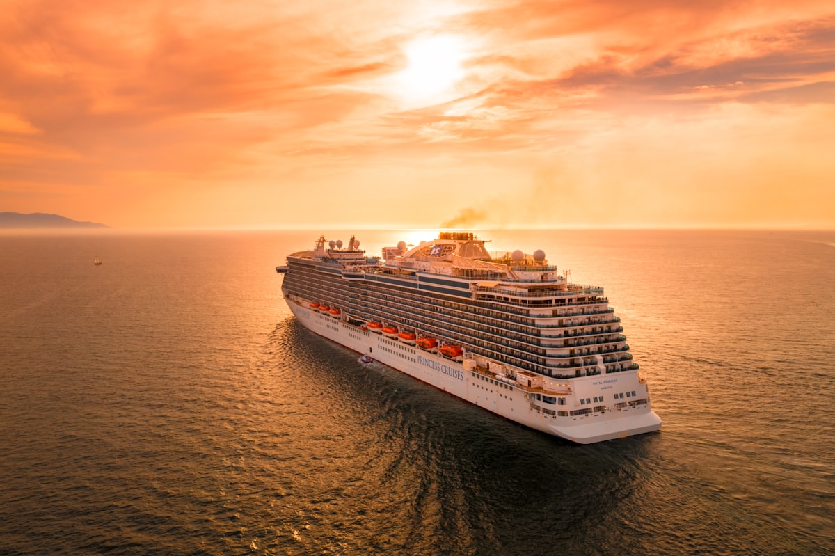 Navio de cruzeiro ao pôr do sol